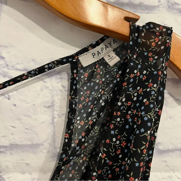 Papaya Deep V-Neck Lined‎ Floral Sleeveless Romper - Picture 6 of 10